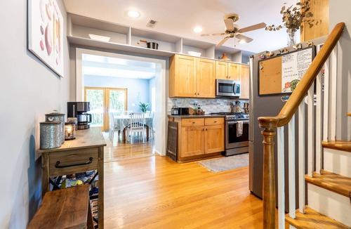 Annapolis House | Mins to Downtown in Waterfront community at Pet-Friendly Pinecrest Bungalow