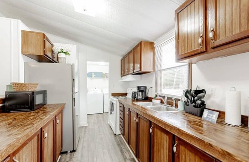 West Columbia House | Mins to Downtown & Working Desk - Gamecock Roost