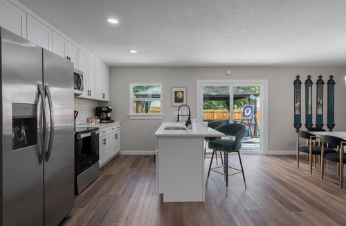 Grand Prairie House | mins to stadium -Speakeasy-game room-Gatsby themed-heated cowboy pool-arcade
