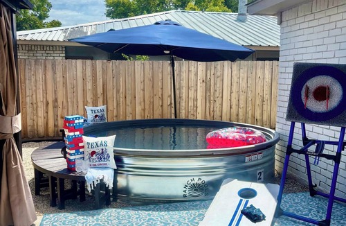 Grand Prairie House | mins to stadium -Speakeasy-game room-Gatsby themed-heated cowboy pool-arcade
