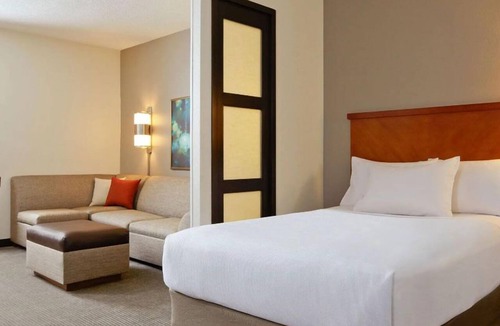 St. Johns Hotel | Minutes Away from Barton Springs! Pets Allowed, Outdoor Pool, FREE Parking!