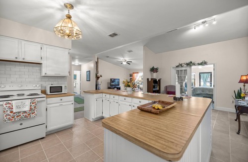 Williston Highlands House | Minutes from kayaking, paddleboarding, natural springs, and Cedar Key beach.