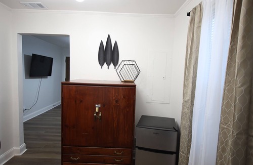 Athens House | Minutes from Mama's Boy, 2 Bed/1 bth house close to Downtown,UGA & Firefly Trail
