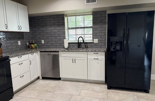Argyle Apartment | Minutes off I-35W - close to all the area attractions!