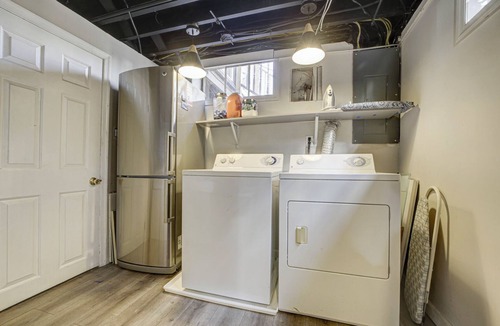 Arlington House | Minutes to DC! Stylish Home with King Bed, Secure Parking & Fire pit!