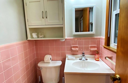 Apex House | Minutes to historical Apex, family friendly home.