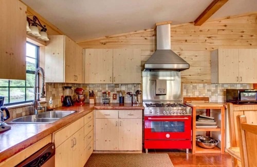 Leakey Cabin | Miracle Lodge | Pool, Hot Tub & Scenic Views in Texas Hill Country