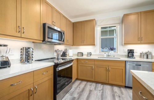 Makaha Valley House | ML – Aloha Hoʻonani 3BR Home | MT & Ocean Views!
