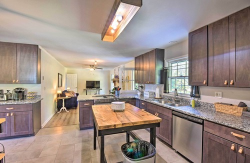 Oakwood Cottage | Mod 'stable House' on 10 Acres, Walk to Lake!