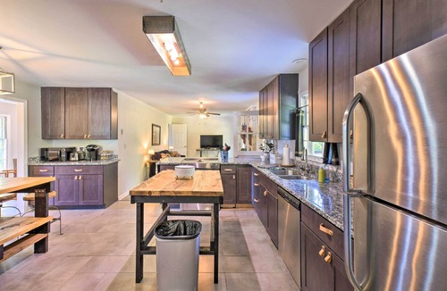 Oakwood Cottage | Mod 'stable House' on 10 Acres, Walk to Lake!