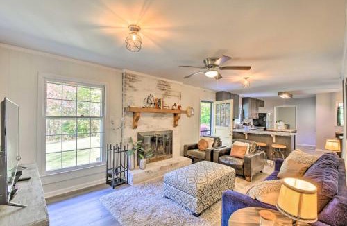 Oakwood House | Mod 'Stable House' on 10 Acres, Walk to Lake!