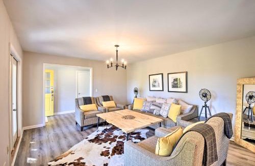 Oakwood House | Mod 'Stable House' on 10 Acres, Walk to Lake!