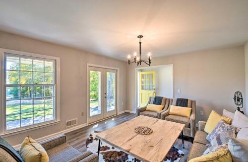 Oakwood House | Mod 'Stable House' on 10 Acres, Walk to Lake!
