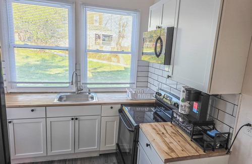 Hallam Apartment | Modern 1 BR Near York - Sleeps 3 - Renovated