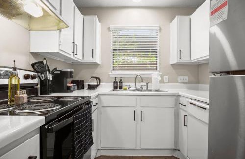 Round Rock Apartment | Modern 1BR Getaway With King Bed, Pool, Free Parking and Near Austin