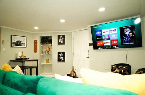 Mount Pleasant Apartment | Modern 1BR Unit with Free Parking Walk to Metro
