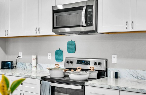 West Arlington Apartment | Modern 2BD/2BA Flat Gym & Pool | Heart of Downtown