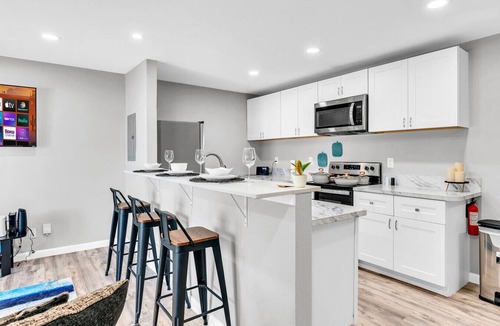 West Arlington Apartment | Modern 2BD/2BA Flat Gym & Pool | Heart of Downtown