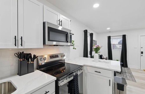 Haltom City Apartment | Modern 2BR 1st Unit — Hot Tub & Outdoor Lounge