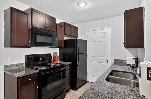 Savannah Apartment | Modern 2BR/2BA Spacious Retreat
