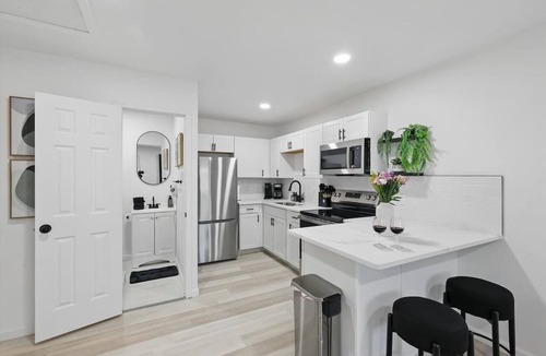 Haltom City Apartment | Modern 2BR 2nd Unit with Hot Tub