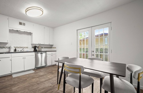 Highland Apartment | Modern 2BR Gem - King Beds - 1G Wi-Fi - Crestview