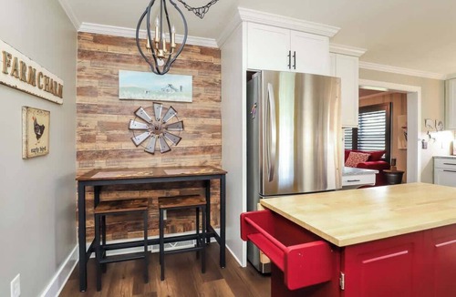 Wallburg House | Modern 2BR near WFU Steps to LJVM Coliseum Family-Friendly & Fast WiFi
