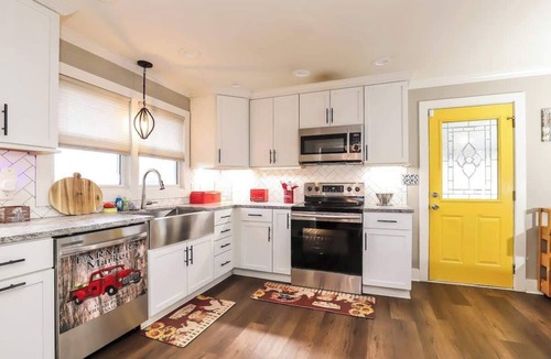 Wallburg House | Modern 2BR near WFU Steps to LJVM Coliseum Family-Friendly & Fast WiFi