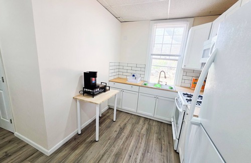 Hallam Apartment | Modern 2BR Near York - Sleeps 5 - Renovated