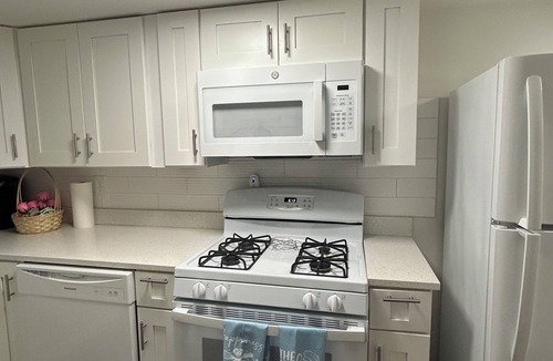 Bluemont House | Modern 2BR Retreat w/Parking near DC