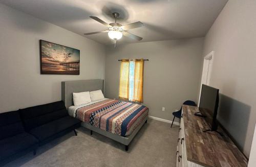 Valdosta Apartment | Modern 2BR Townhouse Near SGMC, VSU & Moody AF