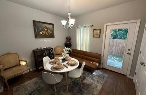 Valdosta Apartment | Modern 2BR Townhouse Near SGMC, VSU & Moody AF