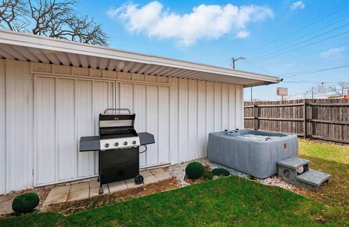 Haltom City Apartment | Modern 2BR Unit With Hot Tub