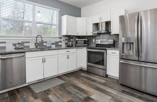 Lathrup Village House | Modern 3 Level Condo Sleeps 7 Near Royal Oak