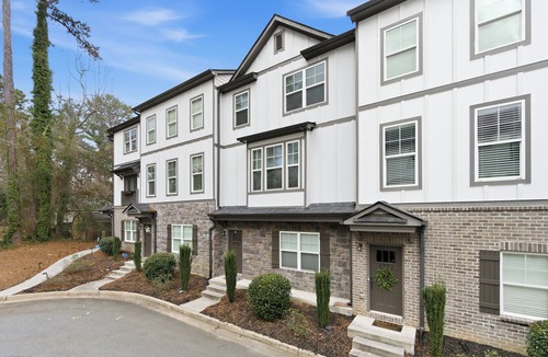 Lilburn House | Modern 3-Story Retreat: Space, Comfort & Quiet -Flexible Check-in & Check-out