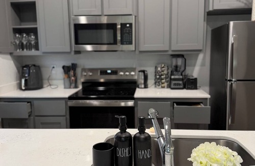 Temple Apartment | Modern 3BR | 7-Min Walk to Baylor Scott & White and free parking!