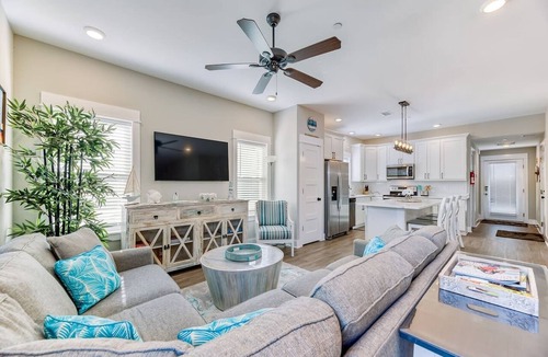 Corolla Light Condo | Modern 3BR, Dogs OK, Walk to beach, Hot Tub, Pool