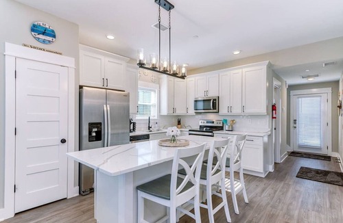 Corolla Light Condo | Modern 3BR, Dogs OK, Walk to beach, Hot Tub, Pool