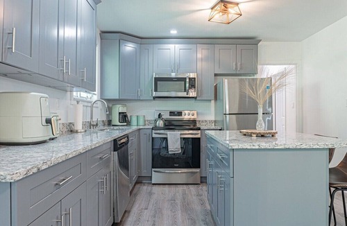 Snellville House | Modern 3BR Family Home, Fenced Yard, Pets Friendly + 15 min to Stone Mountain