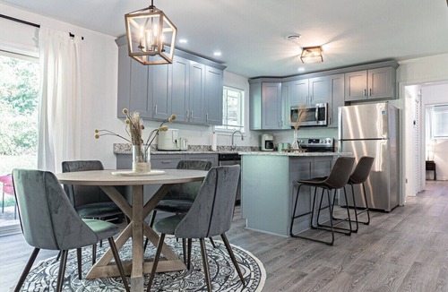 Snellville House | Modern 3BR Family Home, Fenced Yard, Pets Friendly + 15 min to Stone Mountain