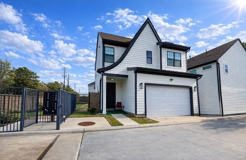 North Houston House | Modern 3BR Gated Home Near Energy Corridor