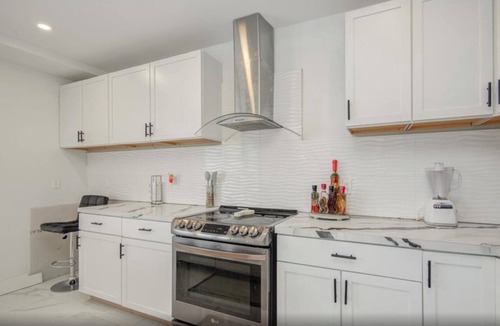 Cleveland House | Modern 3BR Home, Yard, Pet Friendly, BBQ Grill & Free Parking