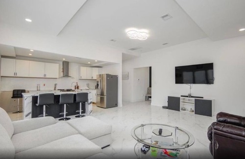 Cleveland House | Modern 3BR Home | Yard, Pet OK, BBQ Grill & Free Parking