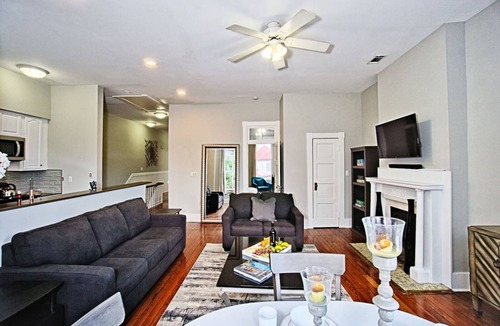 Dixon Park House | Modern 4 Bed Brownstone in Historic Downtown