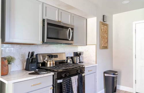 Austin House | Modern 4-bedroom, 3-bathroom South Austin some with jacuzzi and putting green
