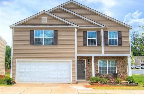 Toddville Road House | Modern 4 Bedroom Home Near Uptown Charlotte