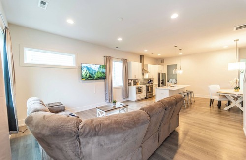 Sugar Creek House | Modern 4BR Getaway - Two Suites + Prime Comfort
