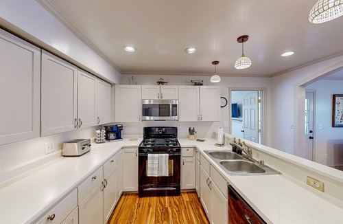 Buford Cabin | Modern adventure cabin with firepit, large balcony, games, & AC - dog-friendly