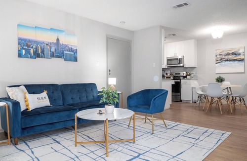 Barton Hills Apartment | Modern and Comfortable 1BR Apartment with Gym and Pool