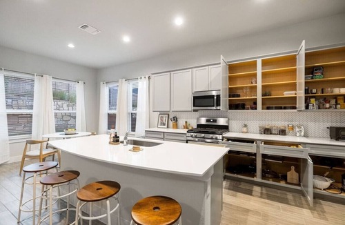 Austin Cottage | Modern and lux 4B House With Office, 20 min to DT